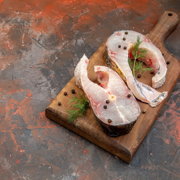 Mariner le saumon pour plus de saveur