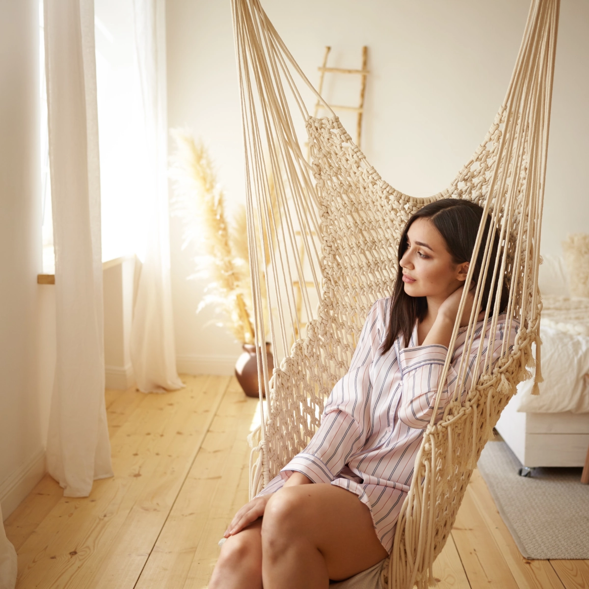 Une beauté sur une chaise hamac