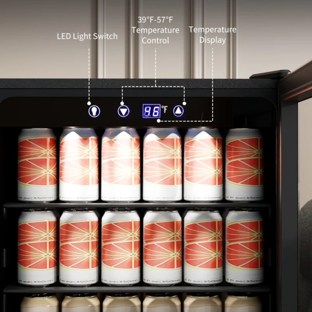 Réfrigérateur à boissons avec canettes, dont les dimensions de hauteur, de largeur et de profondeur sont indiquées.