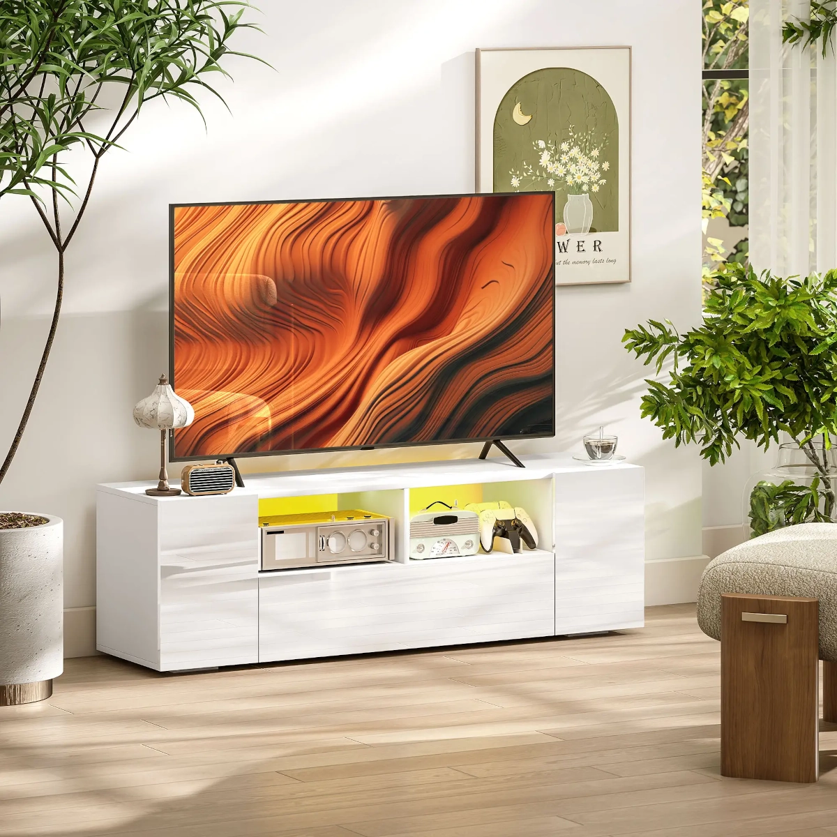 Salon lumineux avec un meuble TV blanc laqué doté d'un éclairage LED et d'accessoires décoratifs.