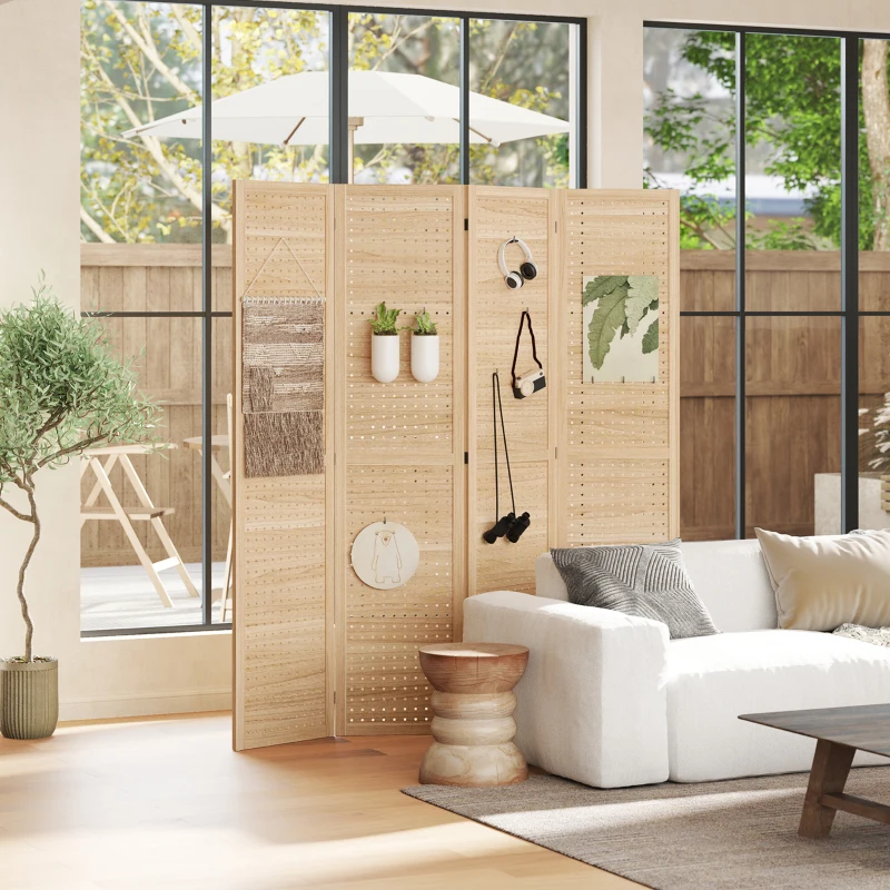 Une cloison en bois avec des étagères ouvertes sépare l'espace nuit de la chambre moderne dans un studio lumineux.