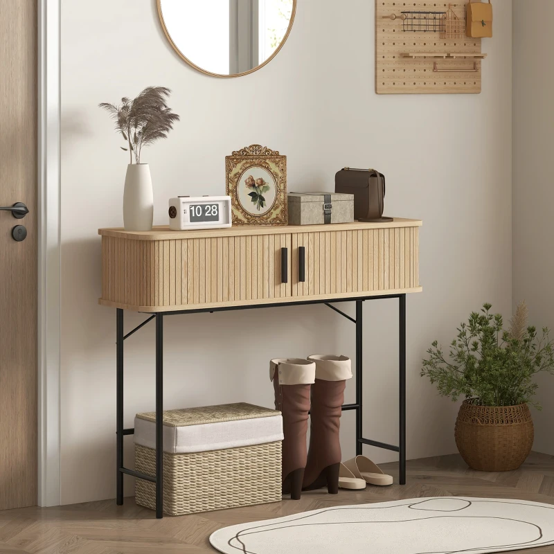 Console étroite en bois avec une structure en métal noir et des tiroirs, placée contre un mur blanc.