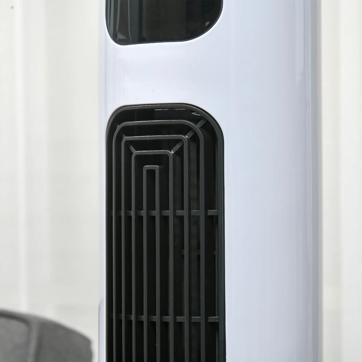 Ventilateur tour compact au design fin et peu encombrant.