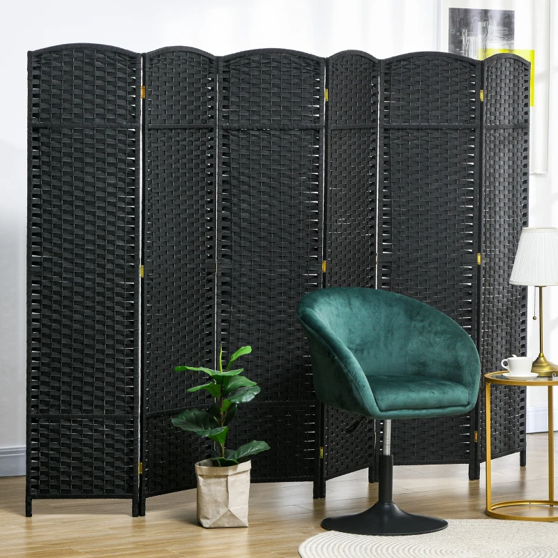 Paravent à panneaux tressés noirs dans un coin salon moderne avec un fauteuil en velours vert.