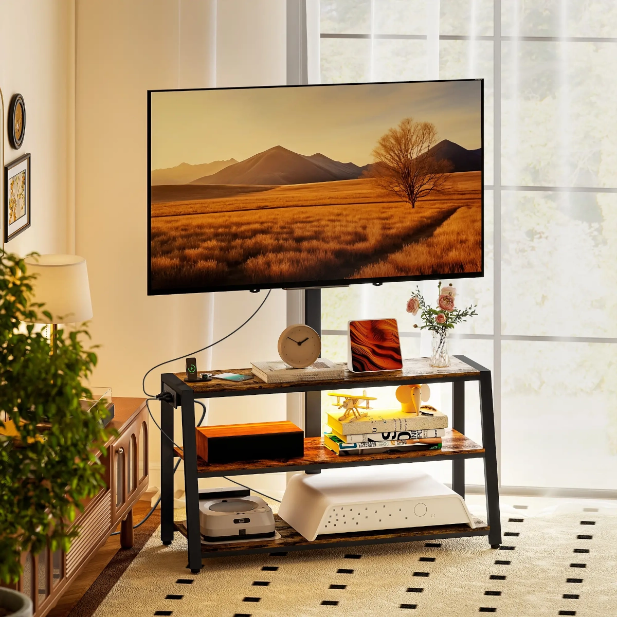 Meuble TV compact avec écran mural, étagères ouvertes en bois et accessoires décoratifs dans un salon chaleureux.