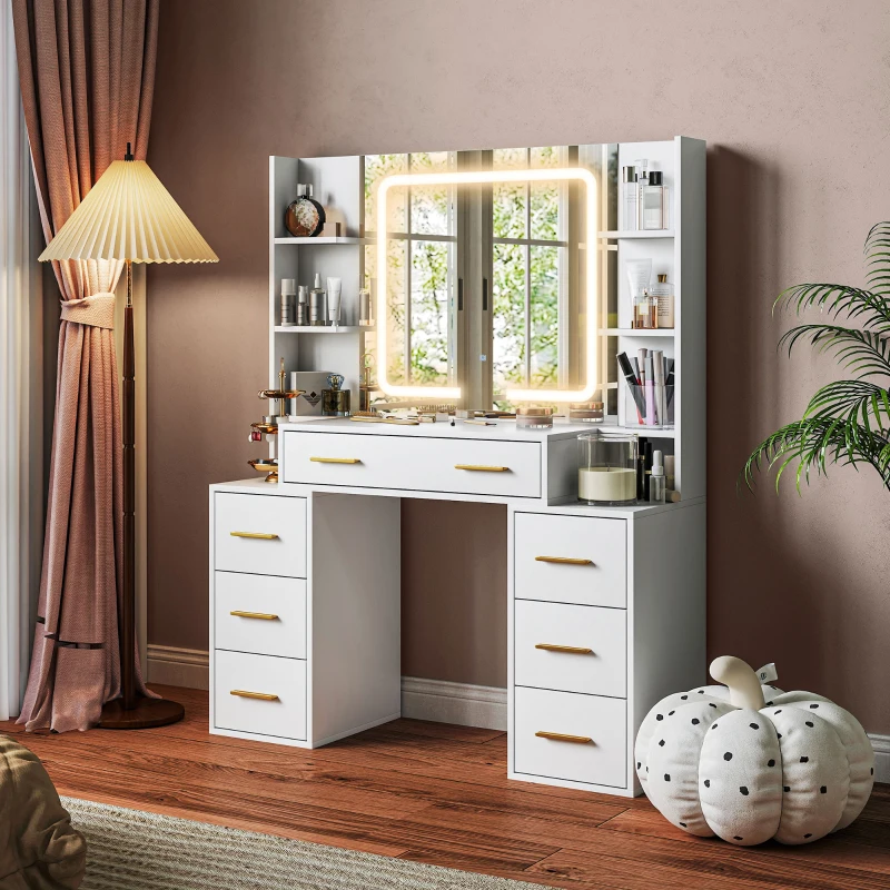 Coiffeuse blanche avec un miroir lumineux et plusieurs tiroirs à côté d'un décor moderne et d'accessoires en peluche.