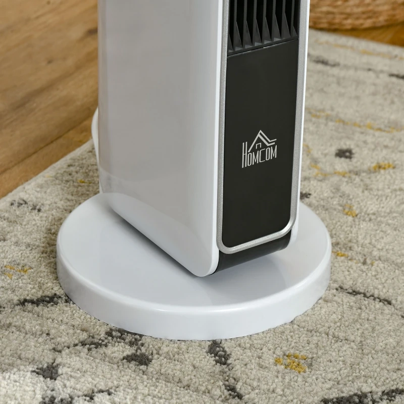 Gros plan de la base d'un radiateur tour en céramique posée sur un tapis à motifs.