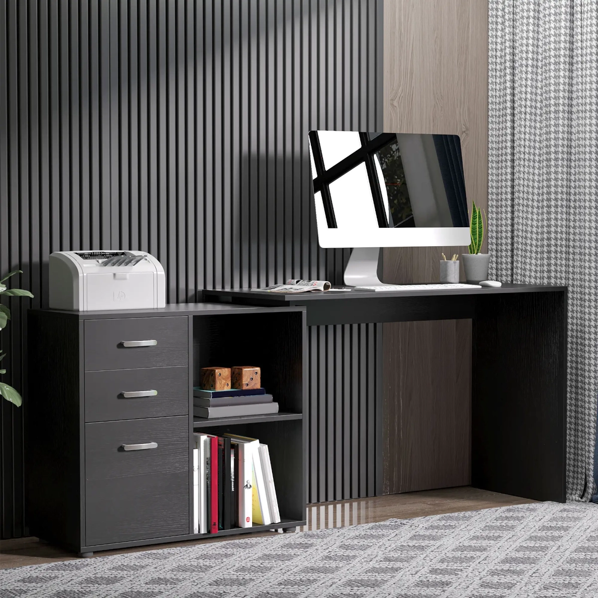 Bureau d'angle noir avec des tiroirs, des étagères et un ordinateur de bureau.