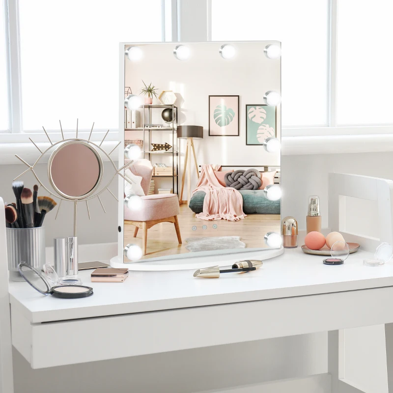 Coiffeuse blanche avec un miroir Hollywood, des tiroirs et des étagères, ornée de produits de beauté.