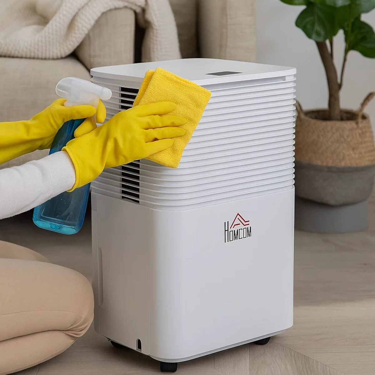 Essuyage de l'extérieur du déshumidificateur avec un vaporisateur et un chiffon.