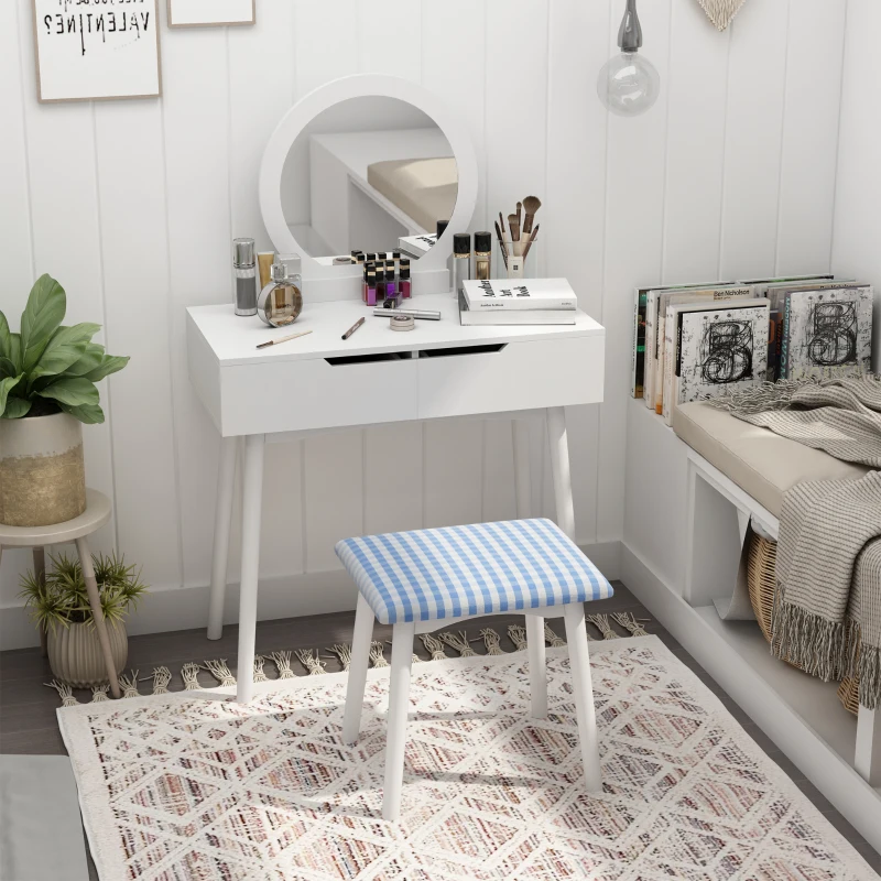 Coiffeuse moderne avec un miroir rond lumineux, des parfums et de fraîches roses blanches.