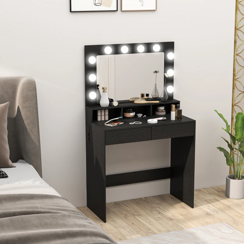 Coiffeuse en miroir avec un miroir Hollywood à ampoules et des cosmétiques exposés dans un coin lumineux de la chambre.