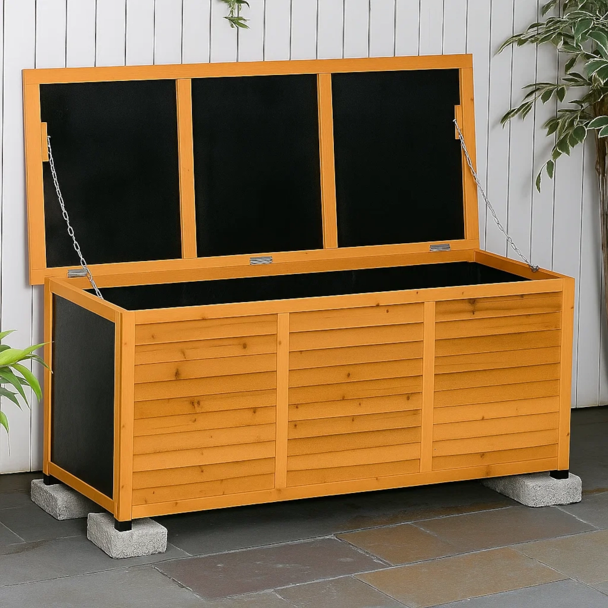 Boîte de rangement en bois extérieure avec le couvercle ouvert lors du scellement et de l'entretien du vernis pour l'étanchéisation.