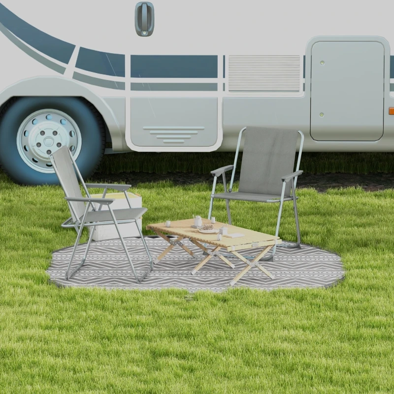 Siège de camping pliant avec accoudoirs rembourrés, porte-boisson et dossier en filet pour la ventilation.