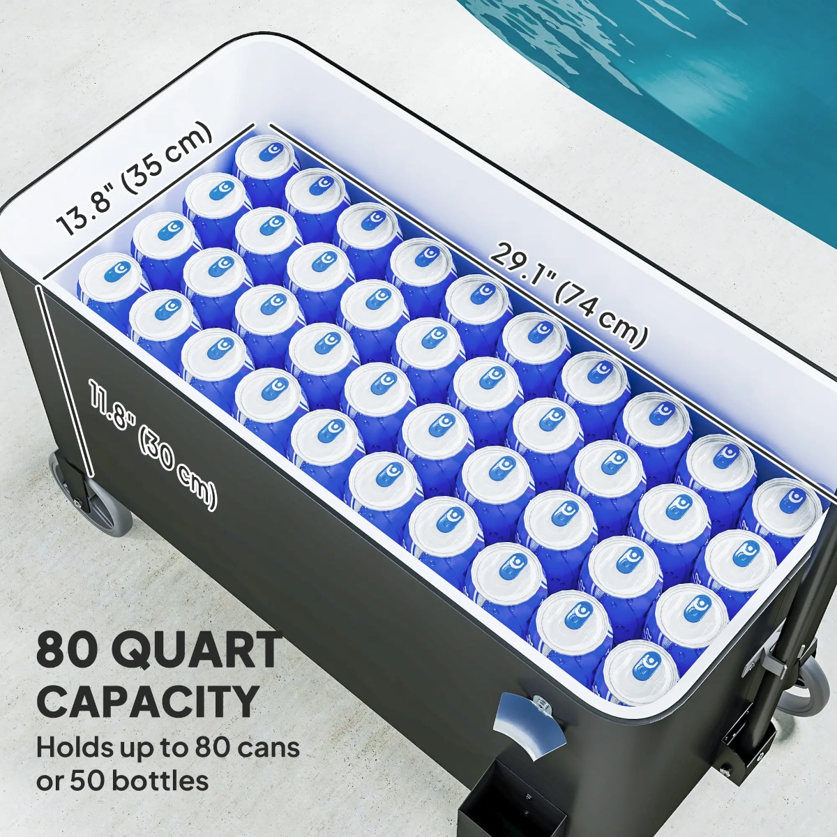 Grande glacière ouverte près d'une piscine, montrant la capacité avec des rangées de boissons en canette et les dimensions.