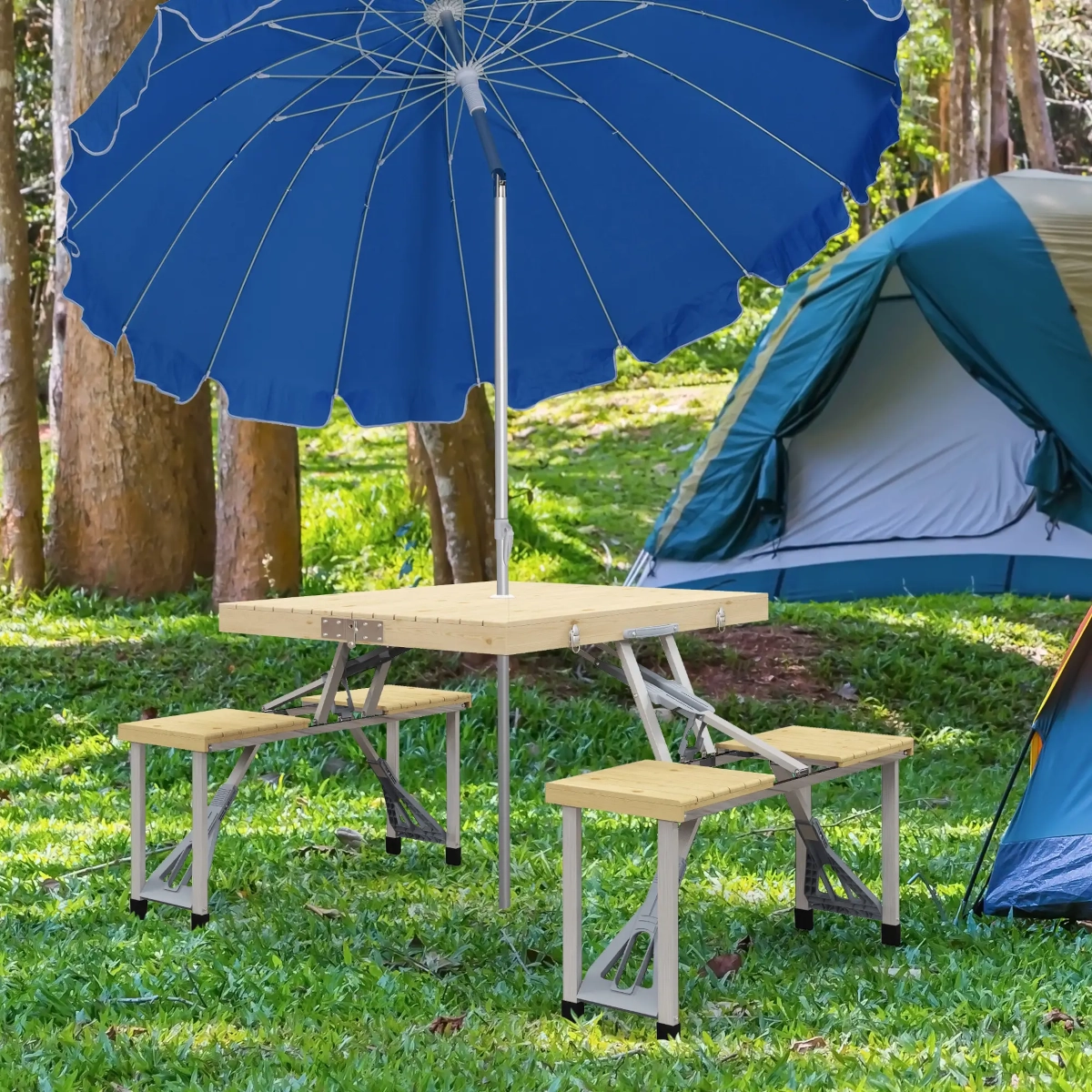 Table de camping avec un poêle placé solidement au centre en plein air