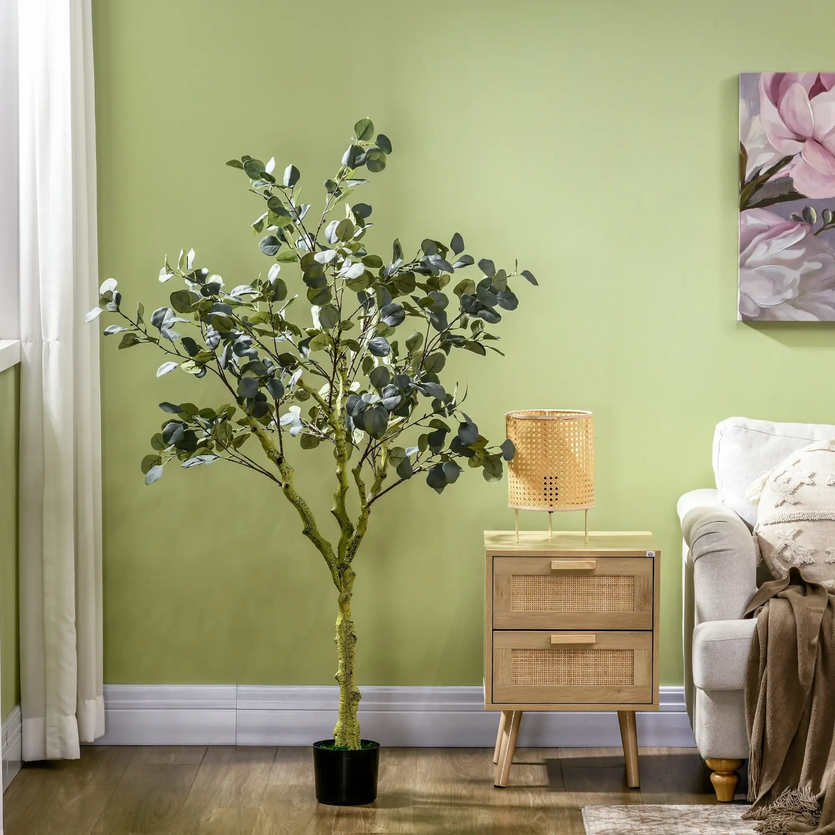 Grand bambou artificiel dans un pot noir placé à côté d'un banc dans une entrée moderne.