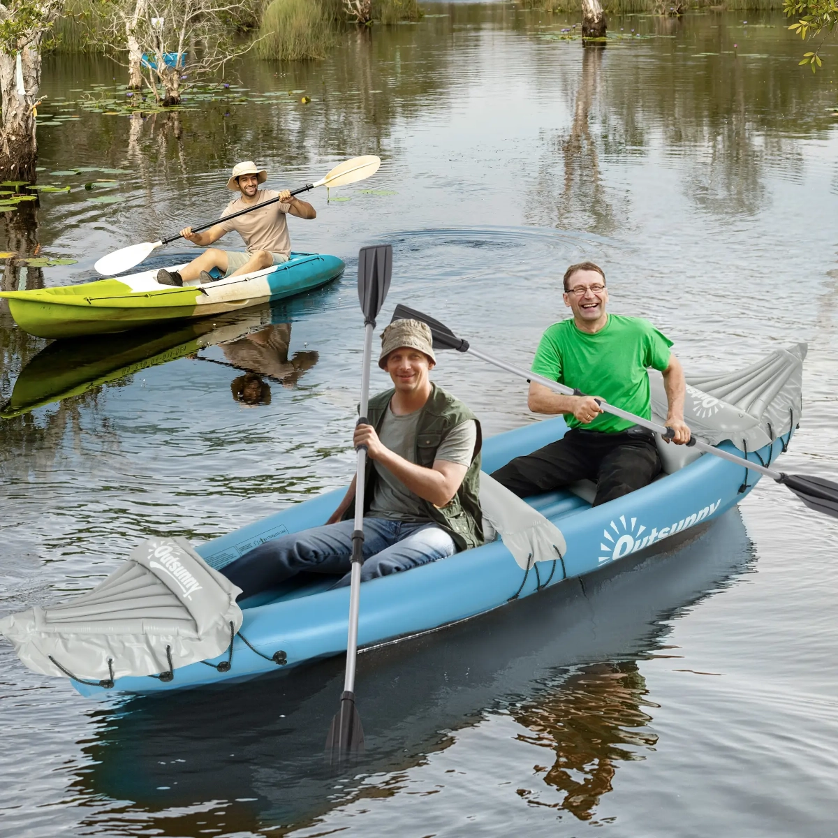 Kayak gonflable bleu chaîné à un quai en béton avec une pagaie posée sur le siège.