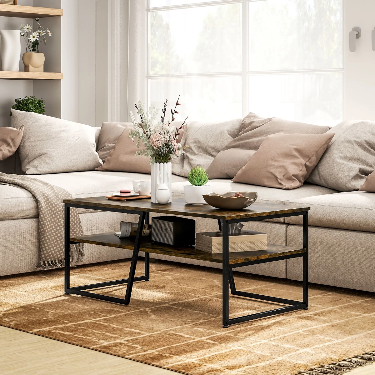 Table basse avec cadre en métal noir et étagères en bois stylée avec des vases et des livres dans une pièce lumineuse.