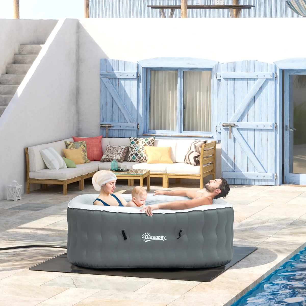 Piscine gonflable familiale gonflée et installée dans le jardin pour des moments de plaisir estival informels.