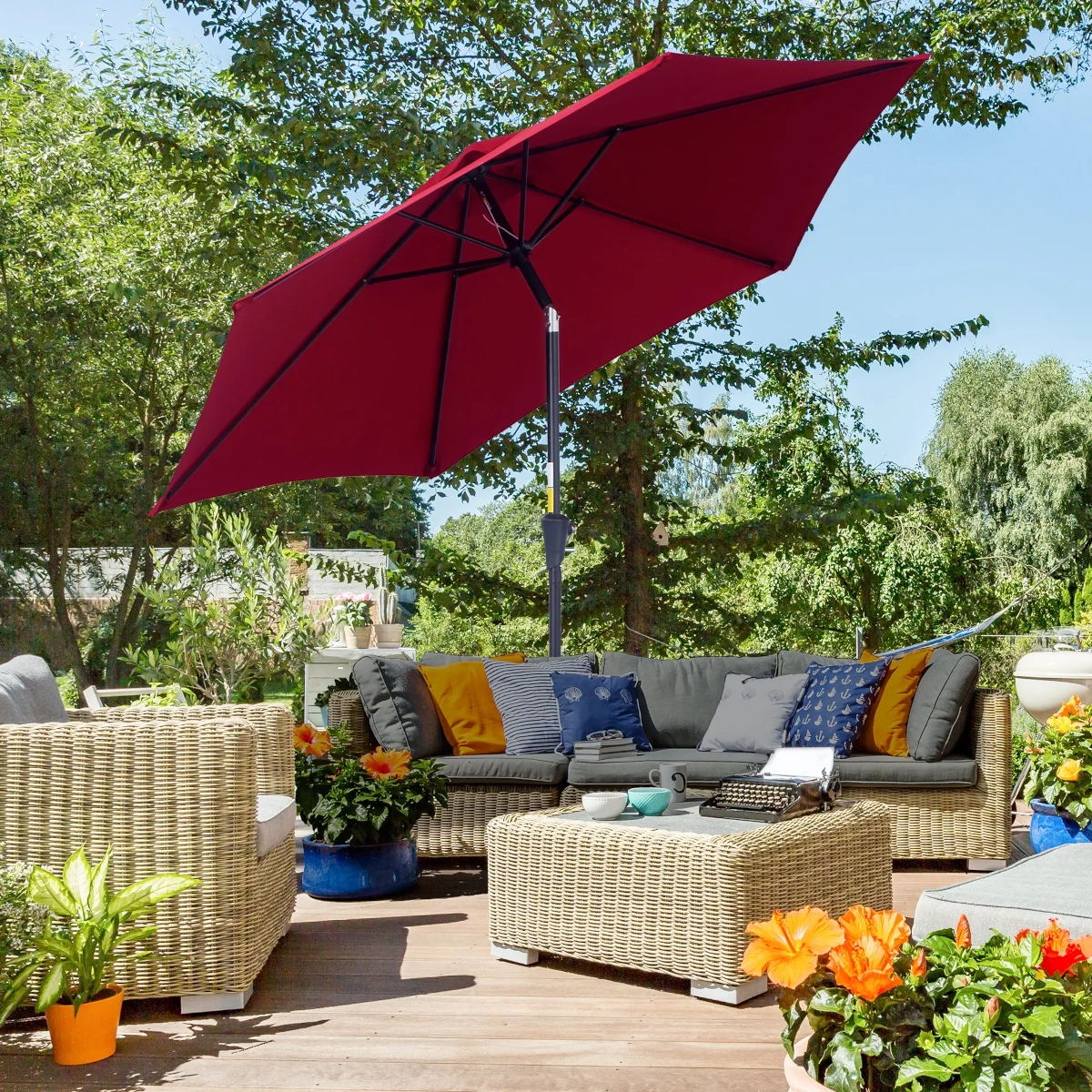 Parasol debout fermement dans un environnement de terrasse sécurisé.
