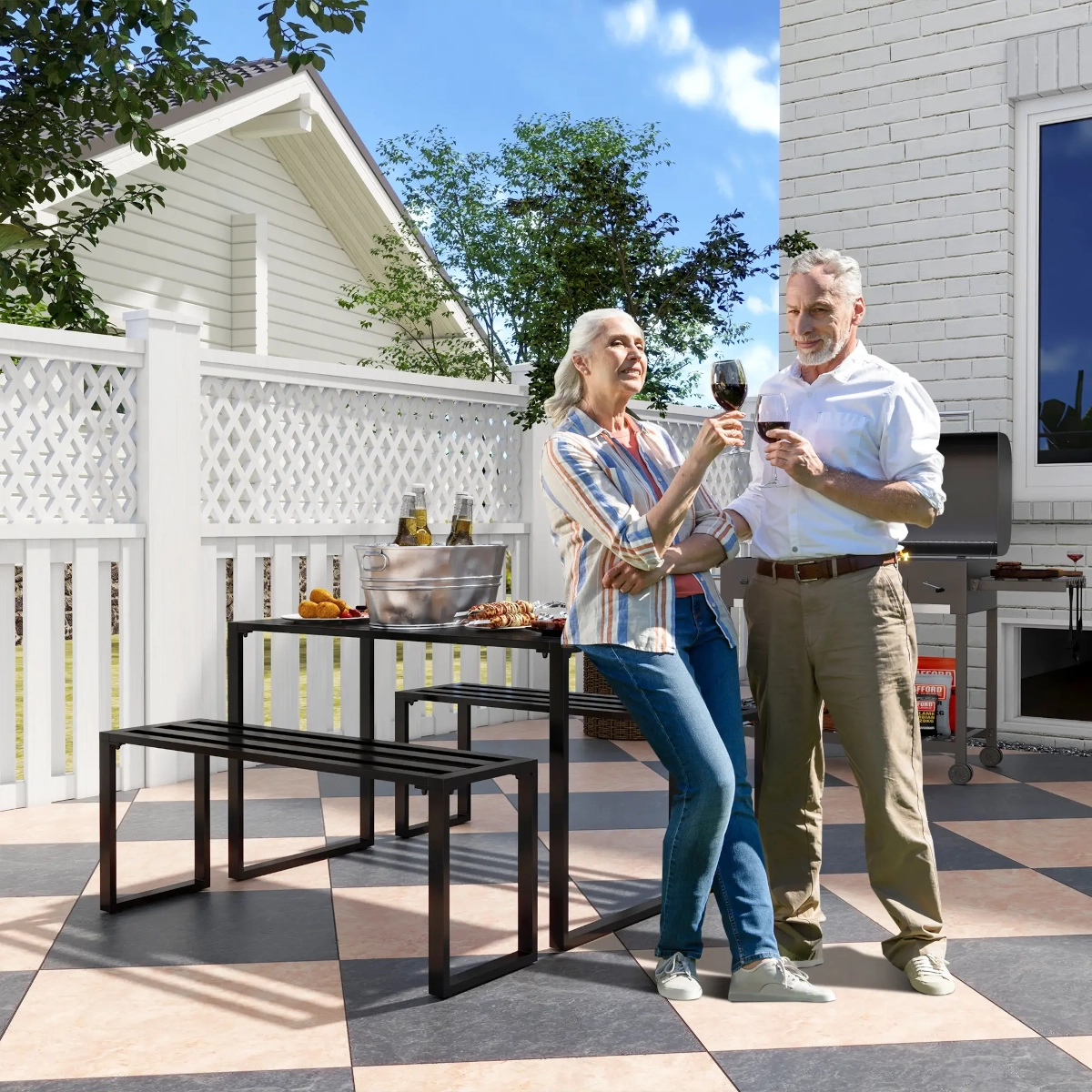 Table polyvalente pliante avec des étagères latérales coulissantes placées sur une terrasse entourée de plantes en pot.