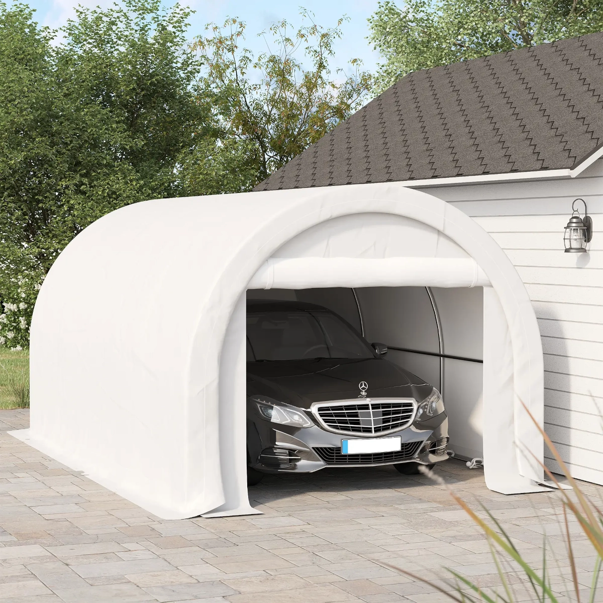 BMW abritée à l'intérieur d'un carport portable entièrement fermé avec porte frontale à rouleau et aérations.