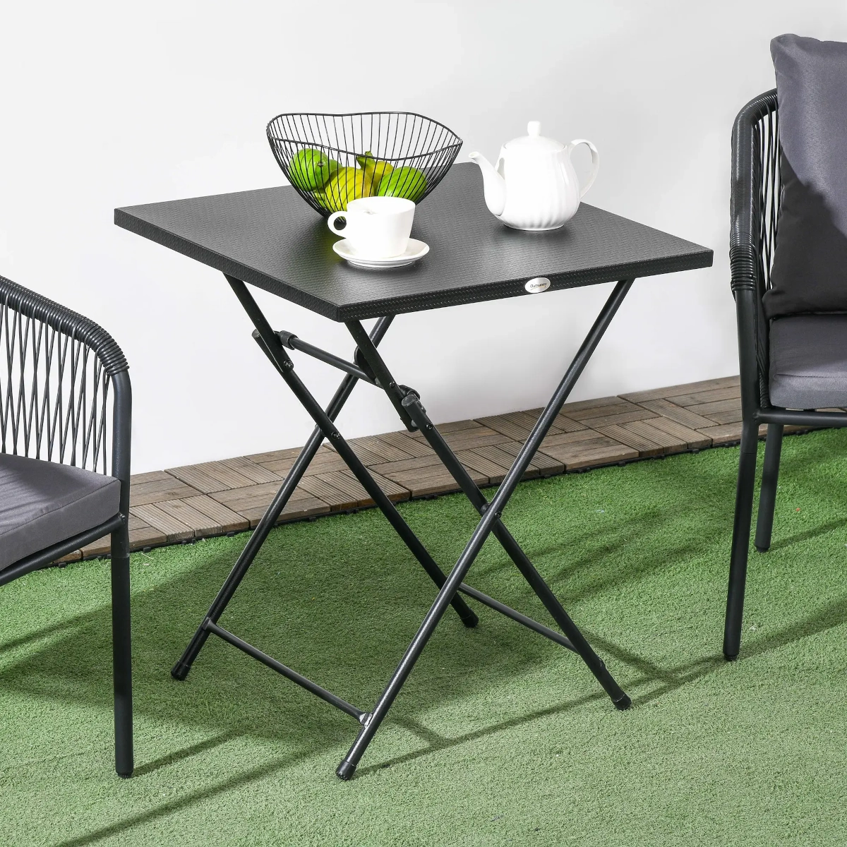 Table pliante en métal à plateau texturé, conçue pour un rangement facile.