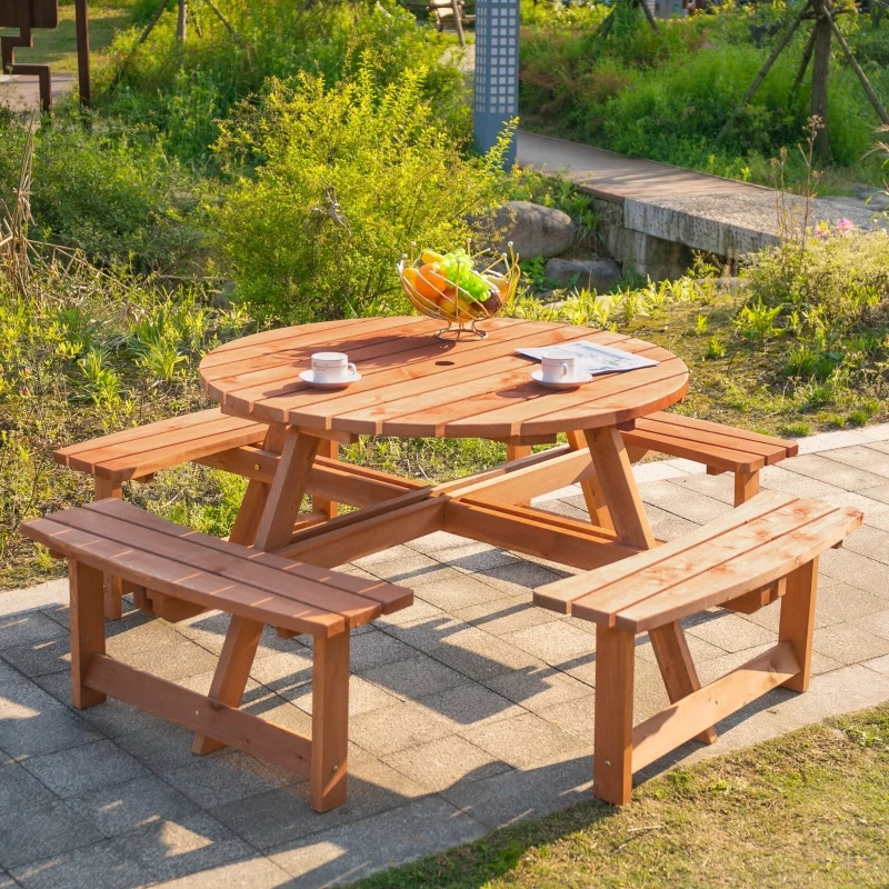Table de pique-nique classique en bois avec bancs attachés, idéale pour les repas familiaux en plein air