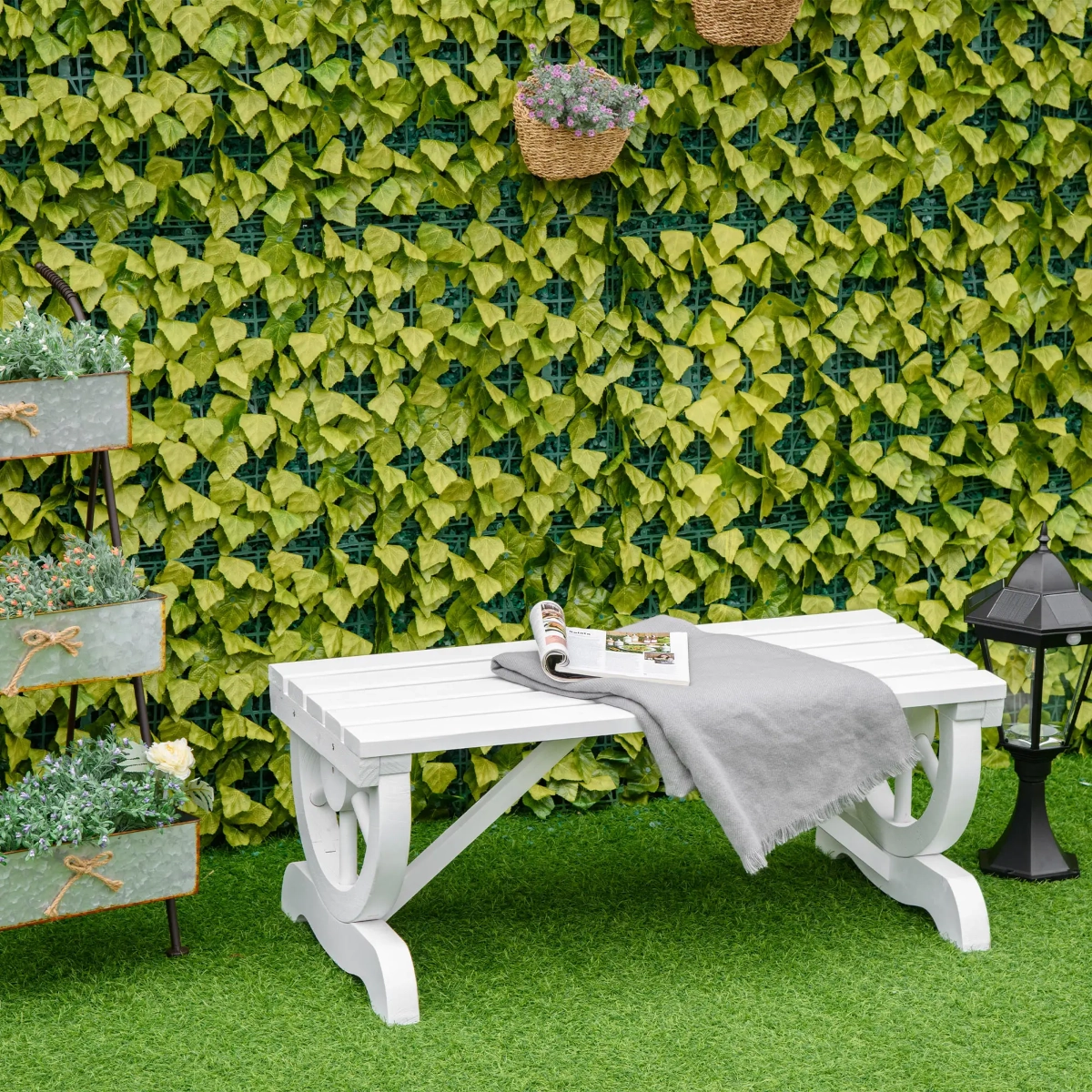 Un banc de jardin en bois avec des pieds en forme de roues de chariot placé sur un gazon.