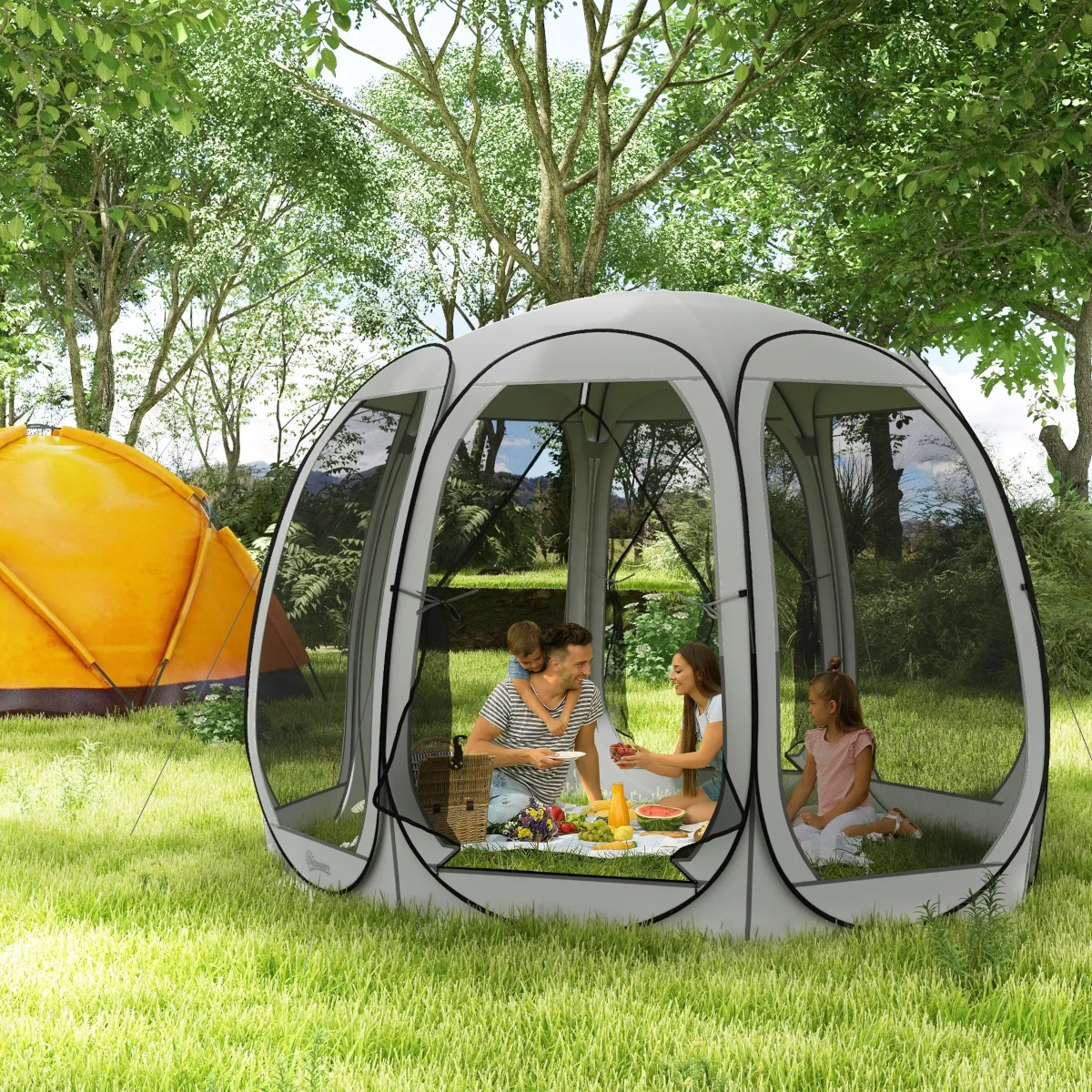 Abri de jardin brun avec des rideaux et des meubles de jardin près d'une piscine avec une vue pittoresque.