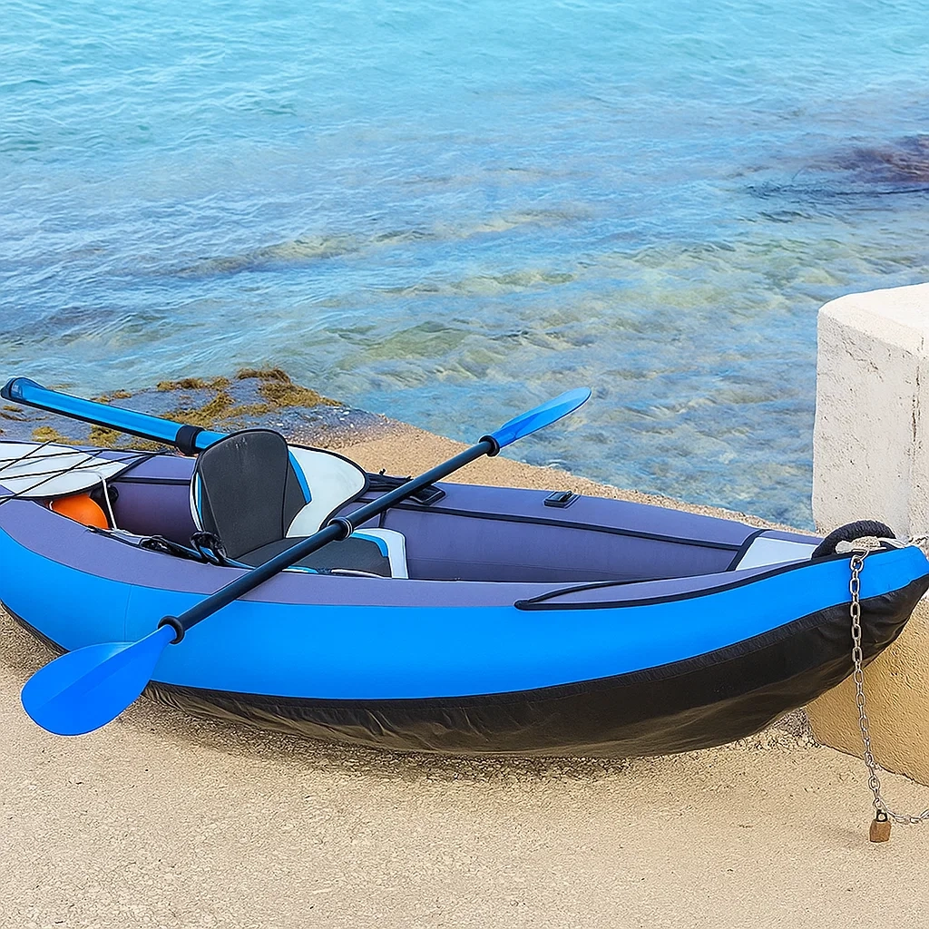 Kayaks sit-on-top jaunes et bleus sécurisés avec des câbles à des clefs de quai sur un front de mer.