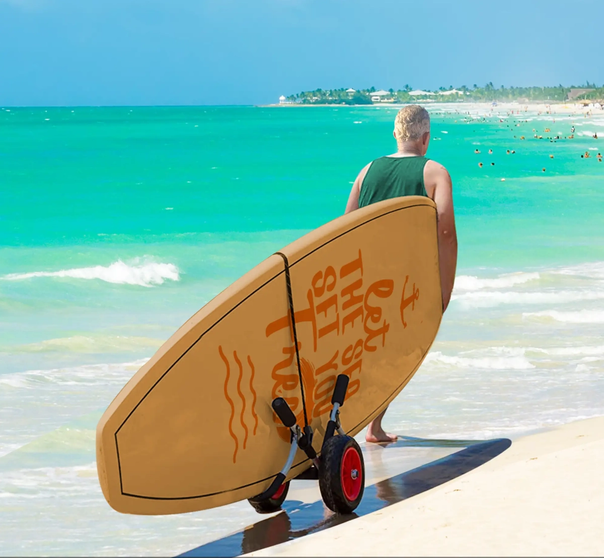 Homme transportant une planche de paddle debout à l'aide d'un chariot à roues rouges au bord de l'eau