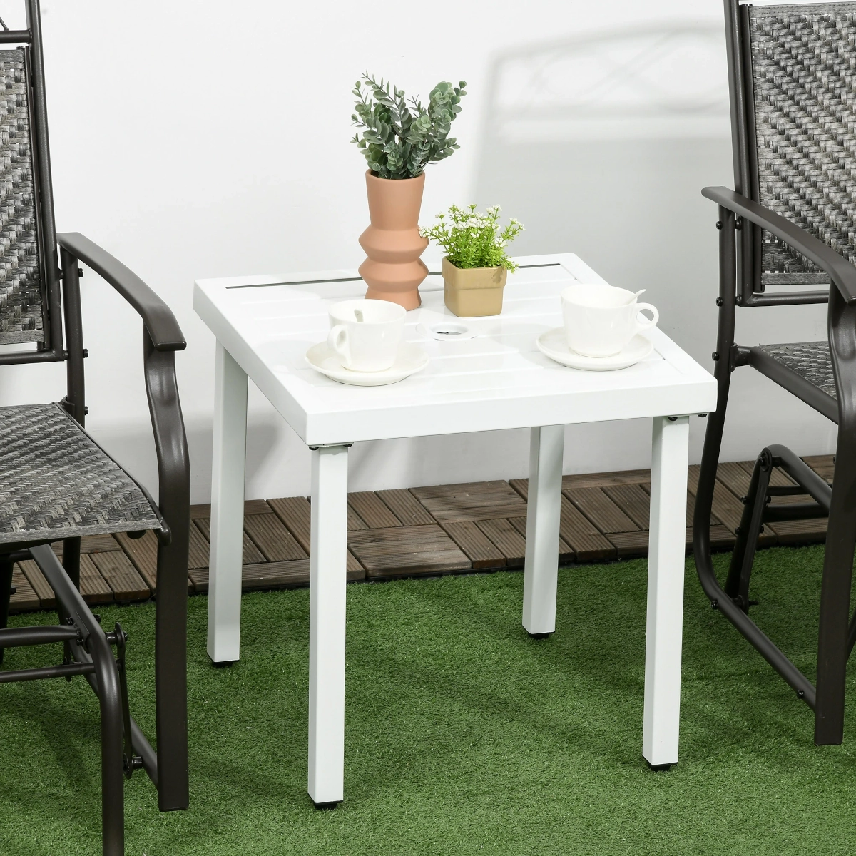 Table extérieure avec trou pour parasol, idéale pour la protection solaire et les configurations de jardin.