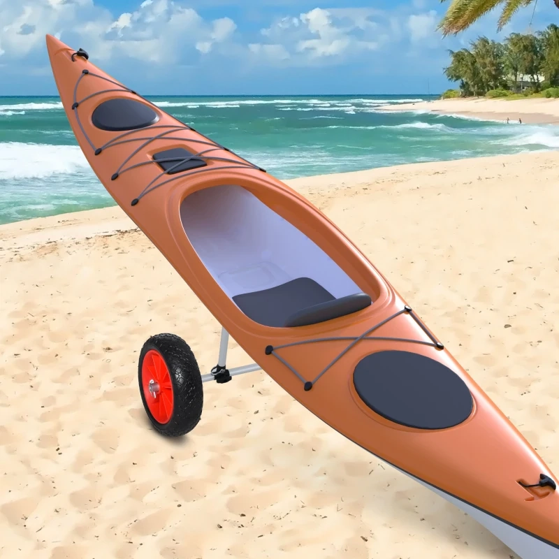 Kayak cuivré-orange monté sur un chariot de kayak ajustable à roues rouges sur le sable.