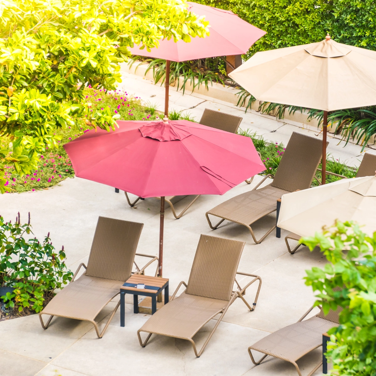 Comparaison des tissus de parasol de terrasse avec des icônes de durabilité, de résistance à l'éclaircissement et de protection contre les intempéries.