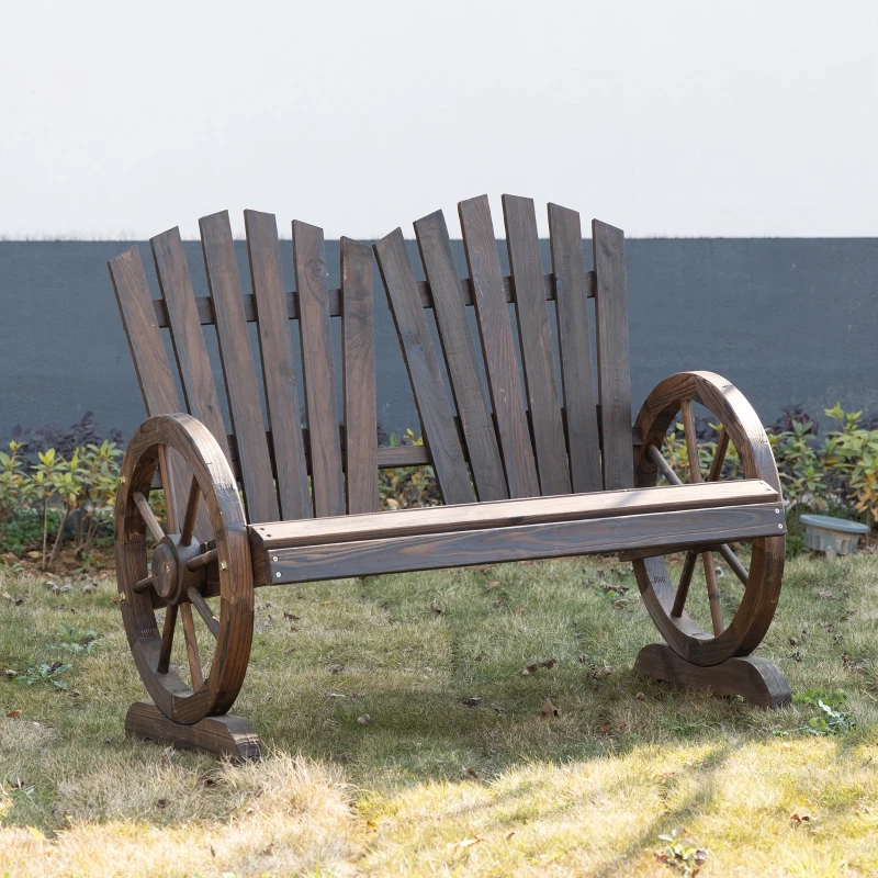 Un banc en bois sombre avec des accoudoirs en forme de roue incurvée installé sur un gazon de cour arrière taillé.