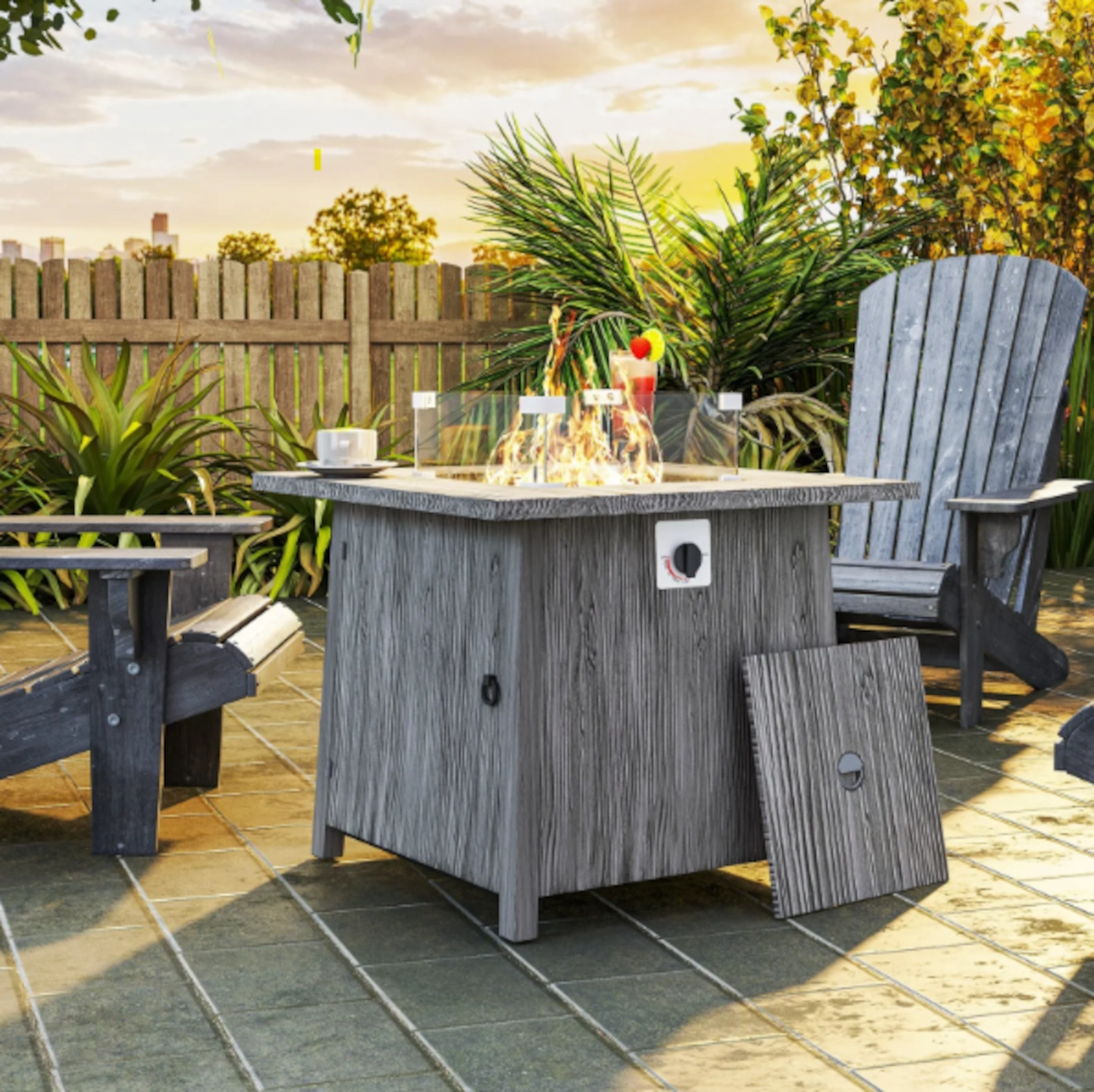 Table de feu gris imitant le bois sur une terrasse entourée de chaises, de plantes et de doux rayons de soleil du soir.