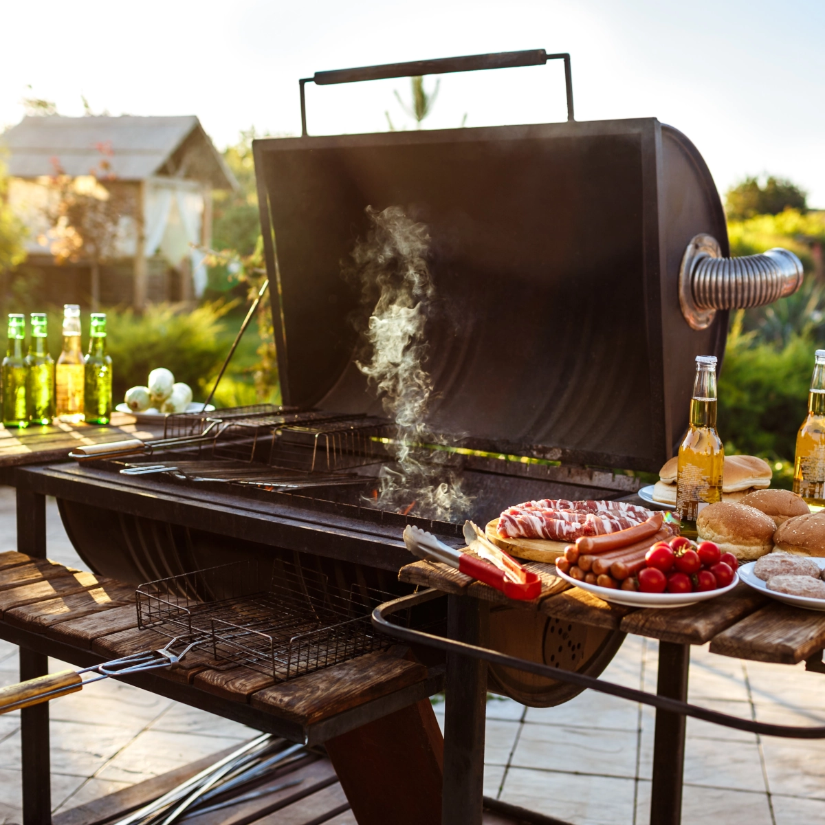 Barbecues compacts au charbon idéaux pour les aventures de camping et la commodité de la cuisine en plein air.