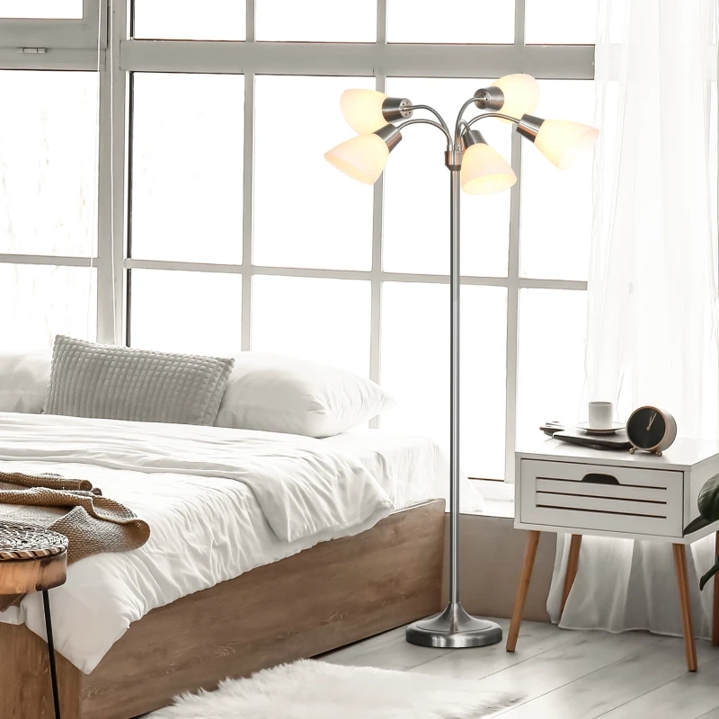 Chambre avec lit en bois et lampadaire moderne multi-têtes fournissant un éclairage ambiant chaleureux.