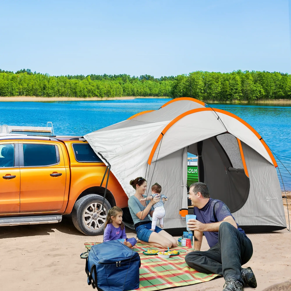 Tente attachée à un SUV sur un emplacement de camping entouré d’arbres et d’équipements de camping.