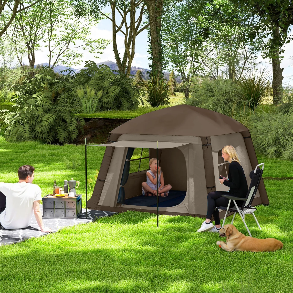 Tente gonflable avec structure à poutres d’air dressée sur l’herbe, avec des arbres en arrière-plan.