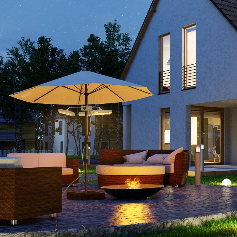 Radiateur infrarouge extérieur monté sous un parasol de terrasse, illuminant une zone d’assise la nuit.