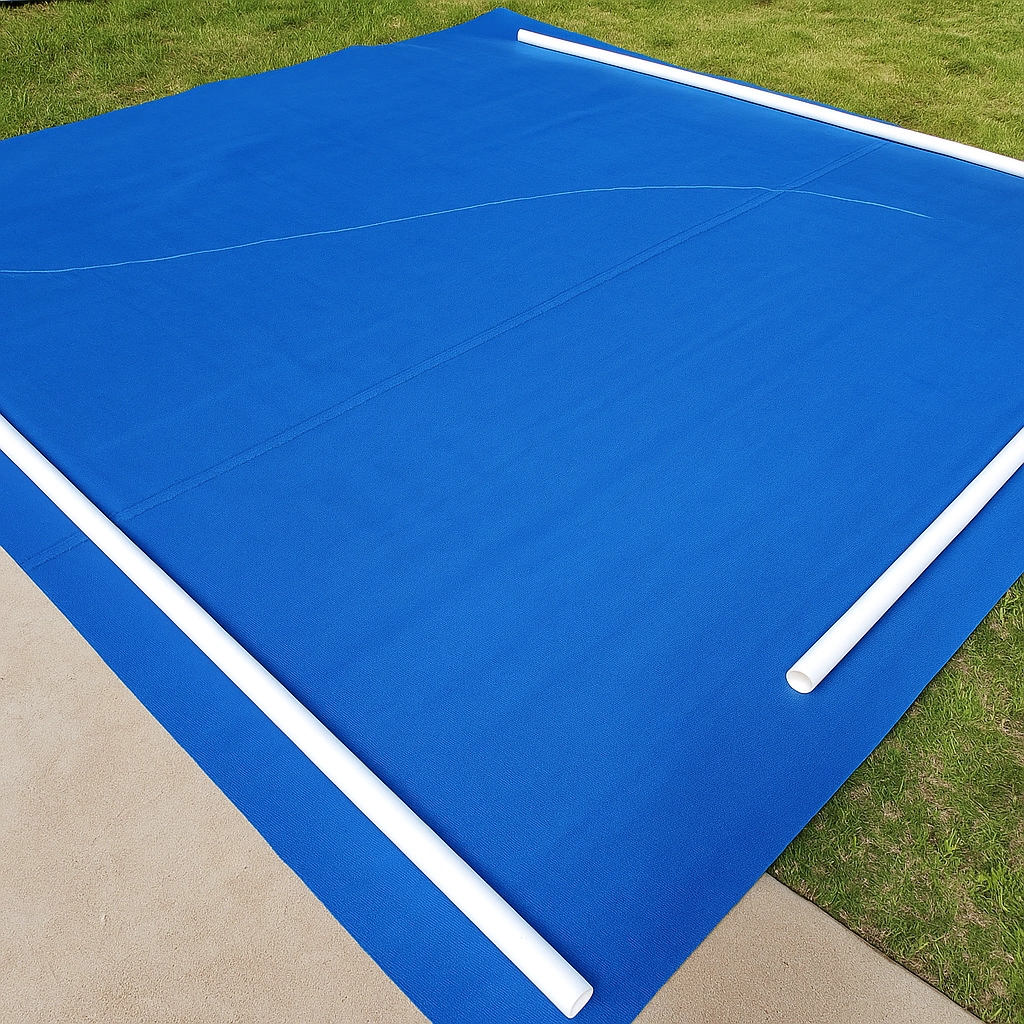 Étaler le tissu à plat et aligner les bords avant de coudre les panneaux d'une voile d'ombrage.