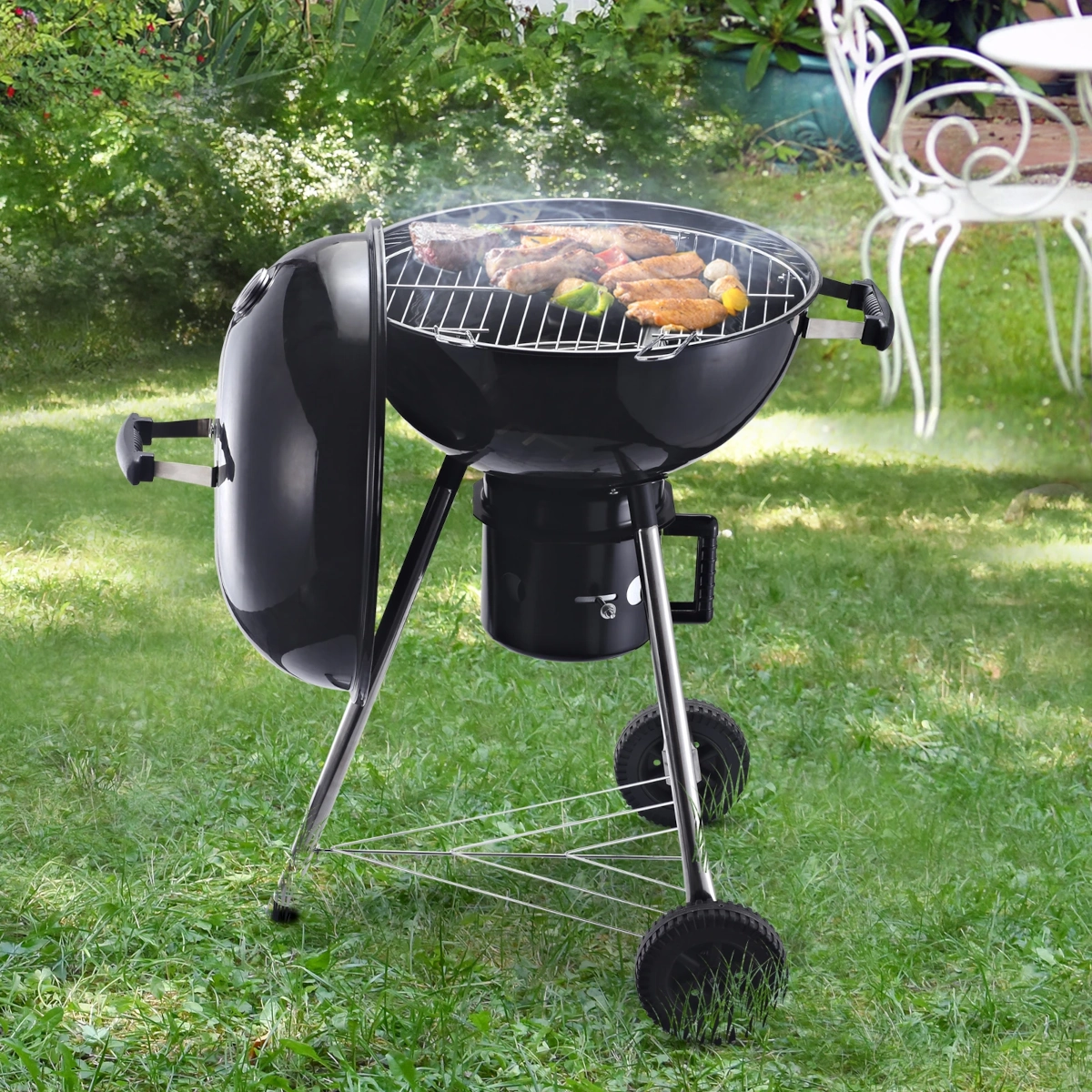 Barbecue portable de type fumoir offrant une saveur de barbecue lentement cuit sur les sites de camping.