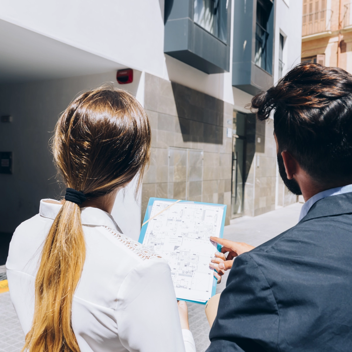 Sachez comment les lois locales d'urbanisme et les codes de construction affectent le placement et la construction de votre abri.