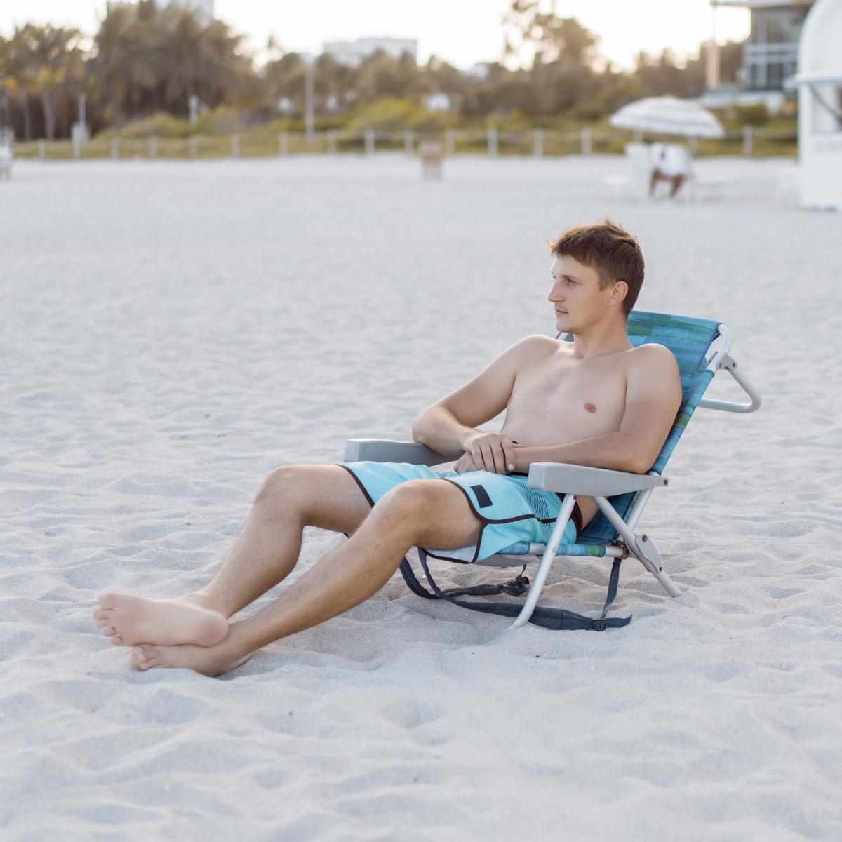 Pourquoi les chaises de plage sont-elles si basses ?