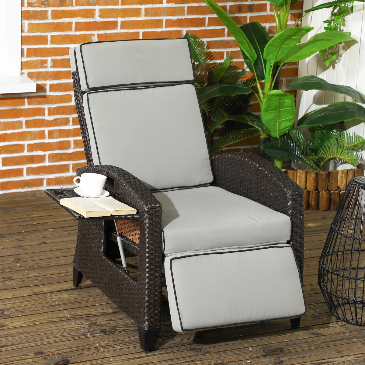 Texture en gros plan d'un tressage en osier brun foncé utilisé dans les meubles de patio modernes.